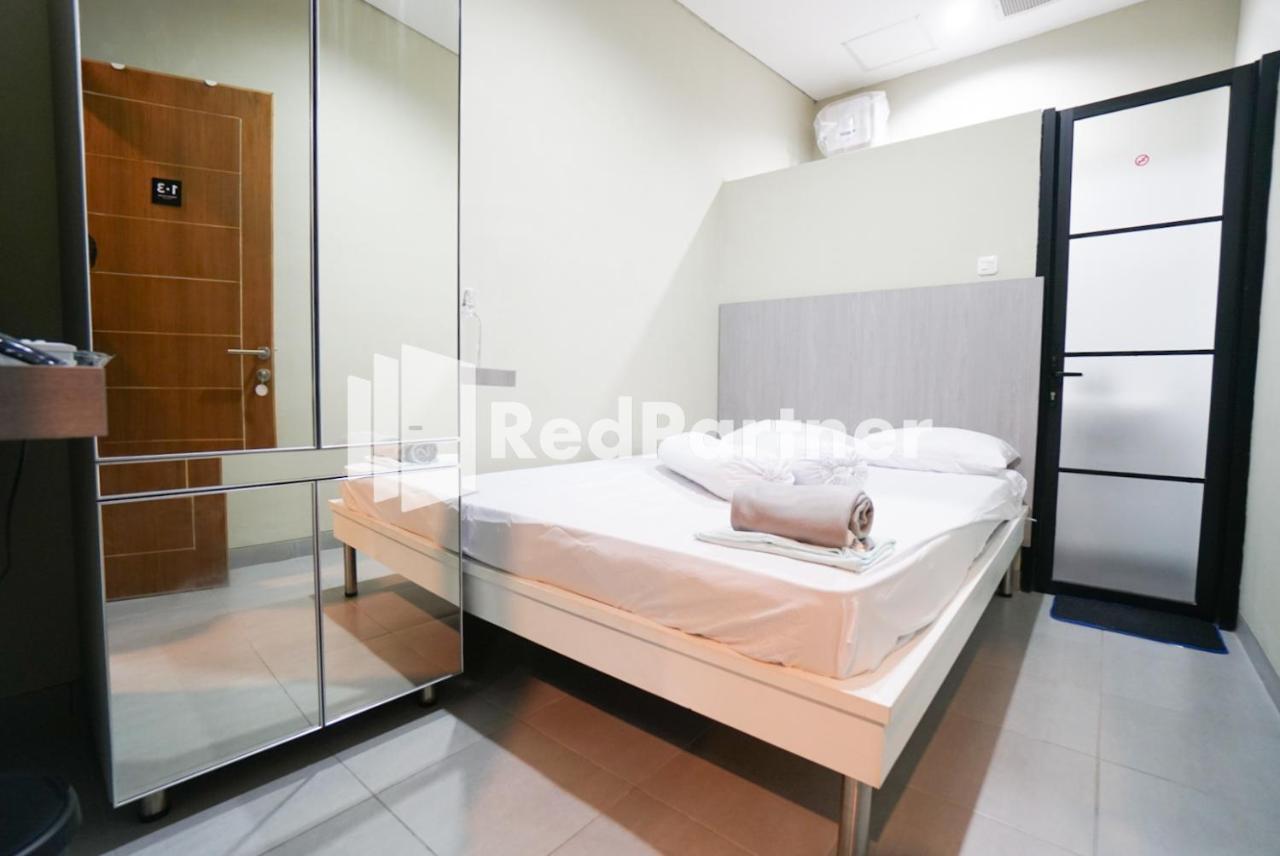 Tomang Gelong Guest House Syariah Mitra Reddoorz Jakarta Luaran gambar