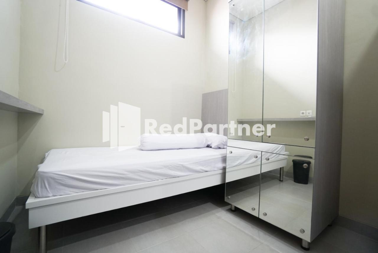 Tomang Gelong Guest House Syariah Mitra Reddoorz Jakarta Luaran gambar